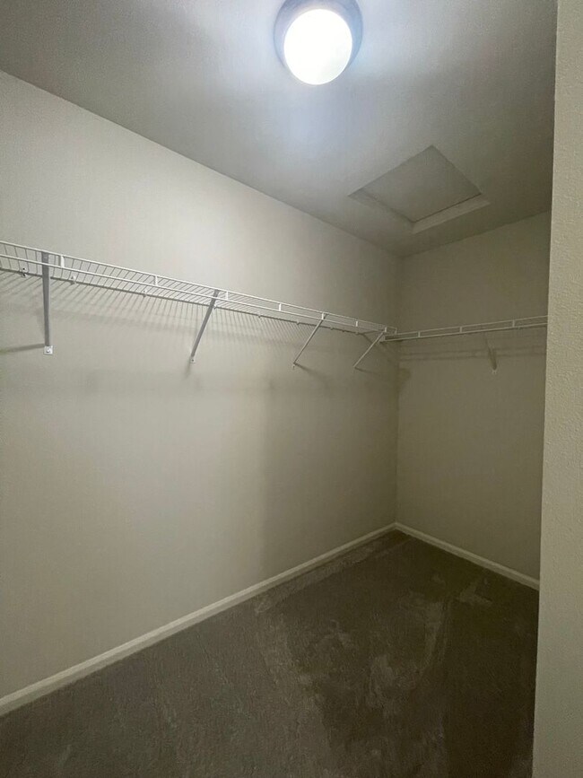 Building Photo - 4 bedrooms + BONUS ROOM And 2.5 baths Tumw...