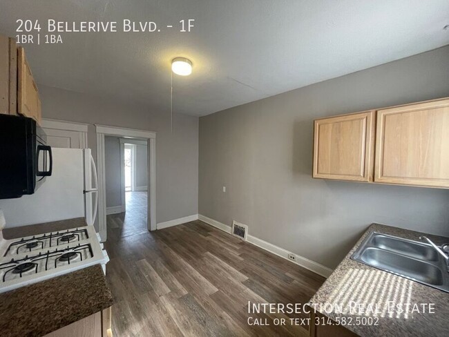 Building Photo - Adorable 1 Bed/1Bath S. City Apt. with Pri...