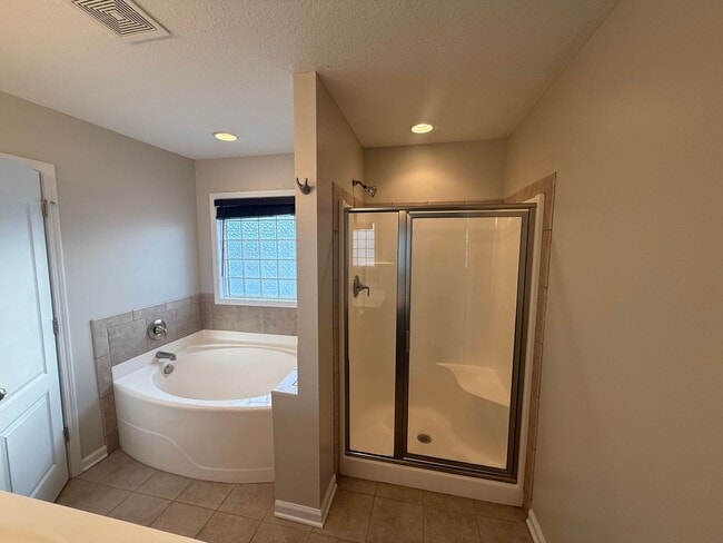 Building Photo - 5 bedroom, 4 bath House