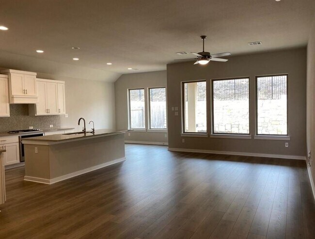 Building Photo - 124 Saturnia Dr