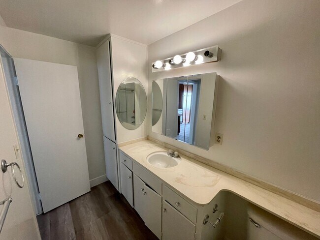 Building Photo - Cute 1 Bedroom 1 Bath Townhome for Rent