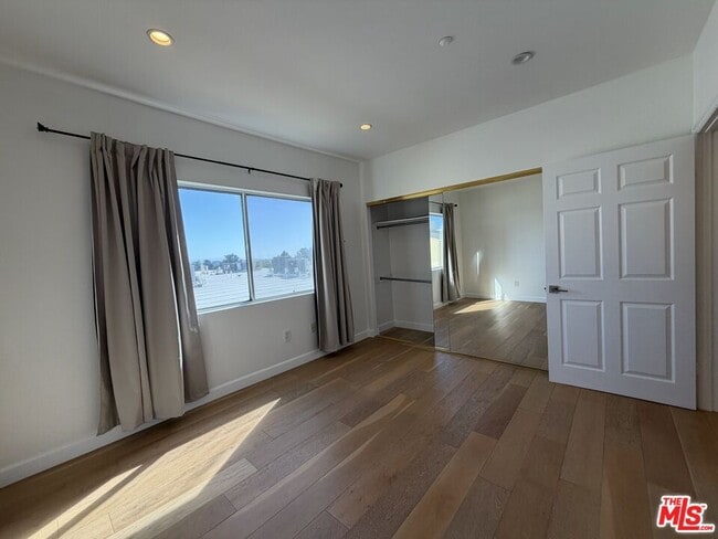 Building Photo - 1247 Barry Ave