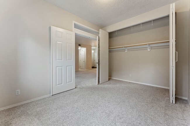 Building Photo - 3-bedroom 2 bath condo with a balcony in s...