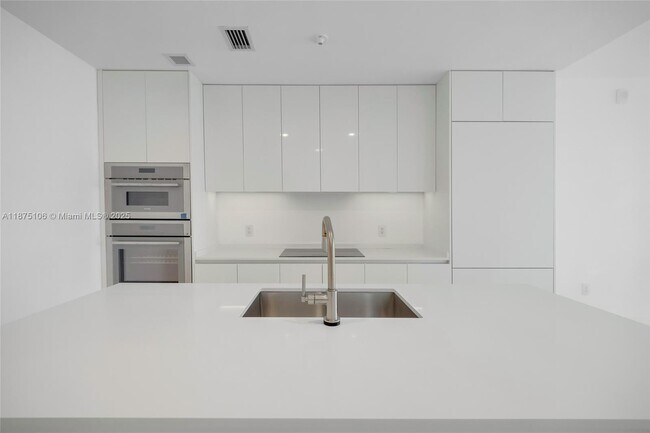 Building Photo - 700 NE 24th St