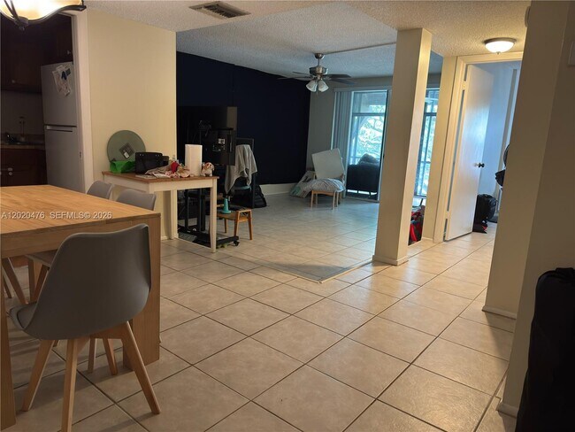Building Photo - 3750 Inverrary Dr