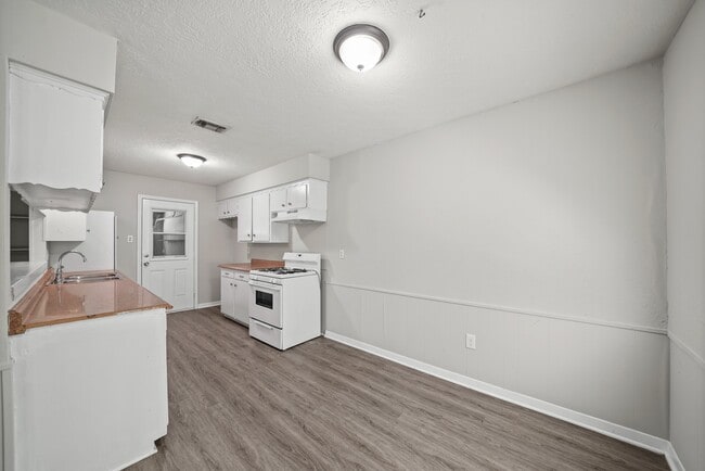 Building Photo - 5232 Cottonwood Cir