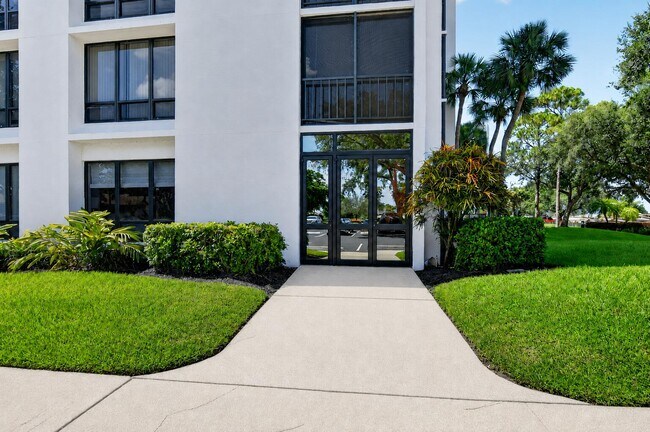 Building Photo - 7847 Lakeside Blvd
