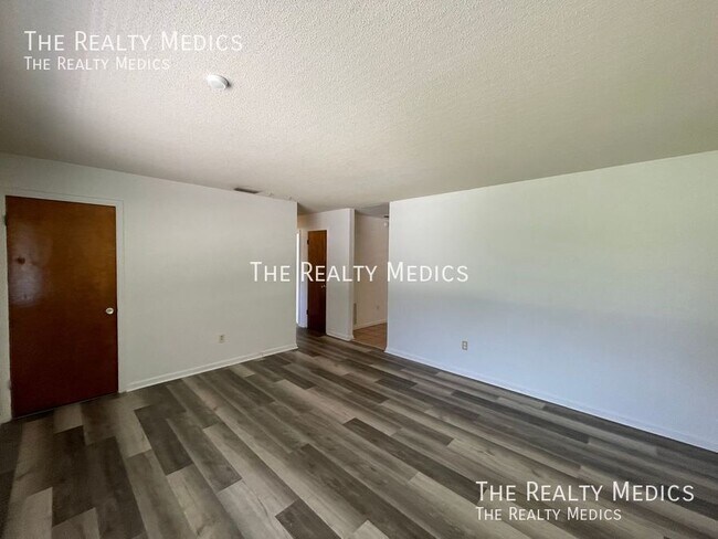 Building Photo - 526 S Thompson Ave