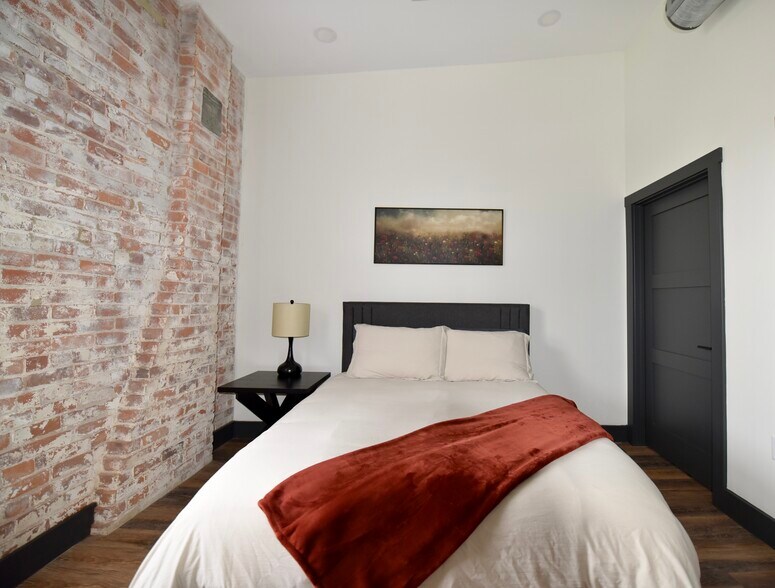 Primary bedroom - 101 W Broadway St
