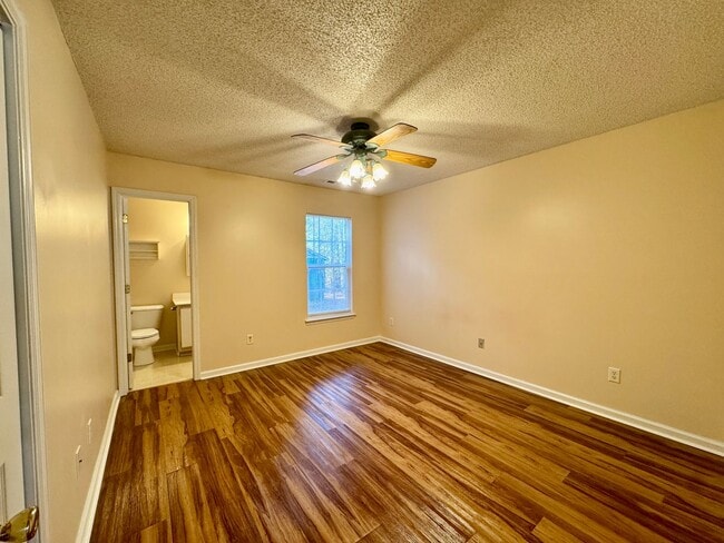 Building Photo - Adorable Duplex- End Unit on Cul-de-Sac