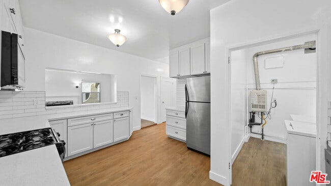 Building Photo - 850 Serrano Pl