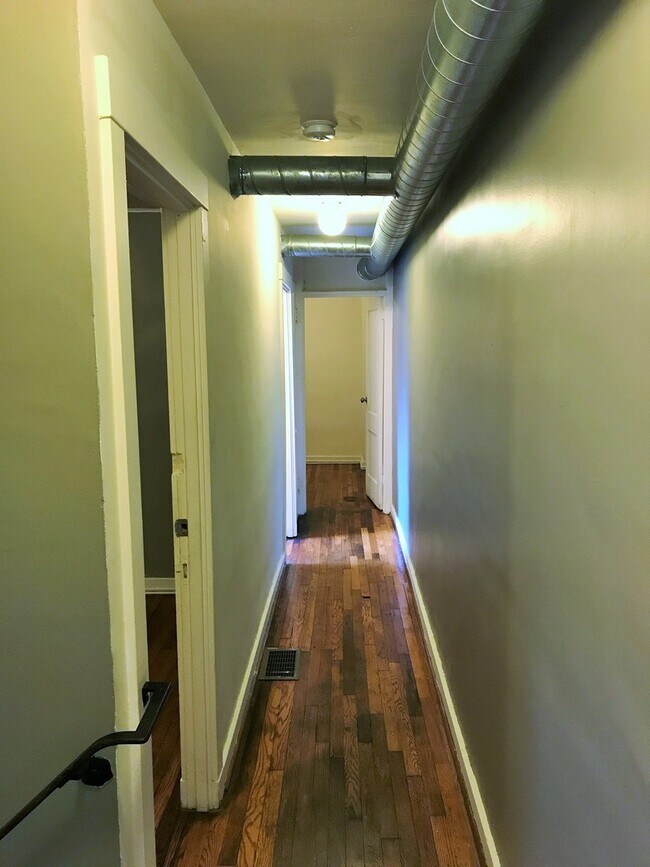 Building Photo - VERY NICELY DONE OAKLAND HOUSE AVAILABLE AUGUST 2026!