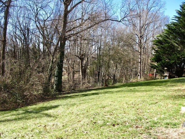 Building Photo - Sweet Ranch-Style Home in Montford