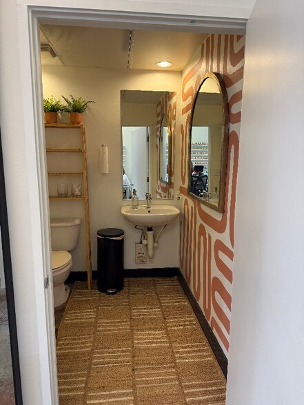 Building Photo - 532 W 10th St