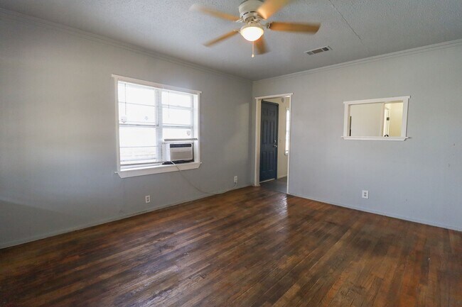 Building Photo - 1 Bed 1 Bath Duplex - Move-in Ready! Accepting Section 8