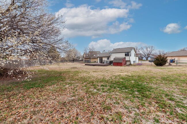 Building Photo - Stunning 3 Bed 2 Bath In Quiet Neighborhood