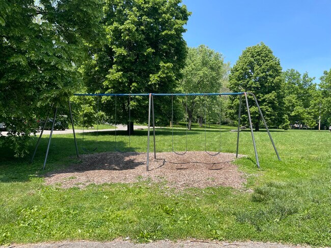 Building Photo - 3240 Brookview Way