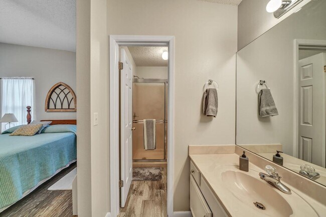 Building Photo - Updated 3 Bedroom in Central Location!