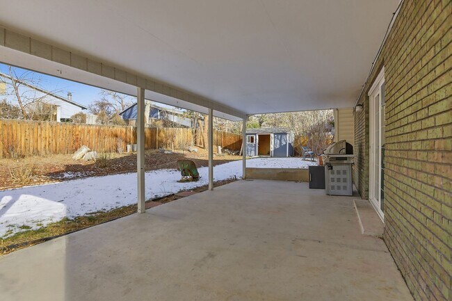 Building Photo - 5 bedroom, 3 bath home in desirable Arvada neighborhood.