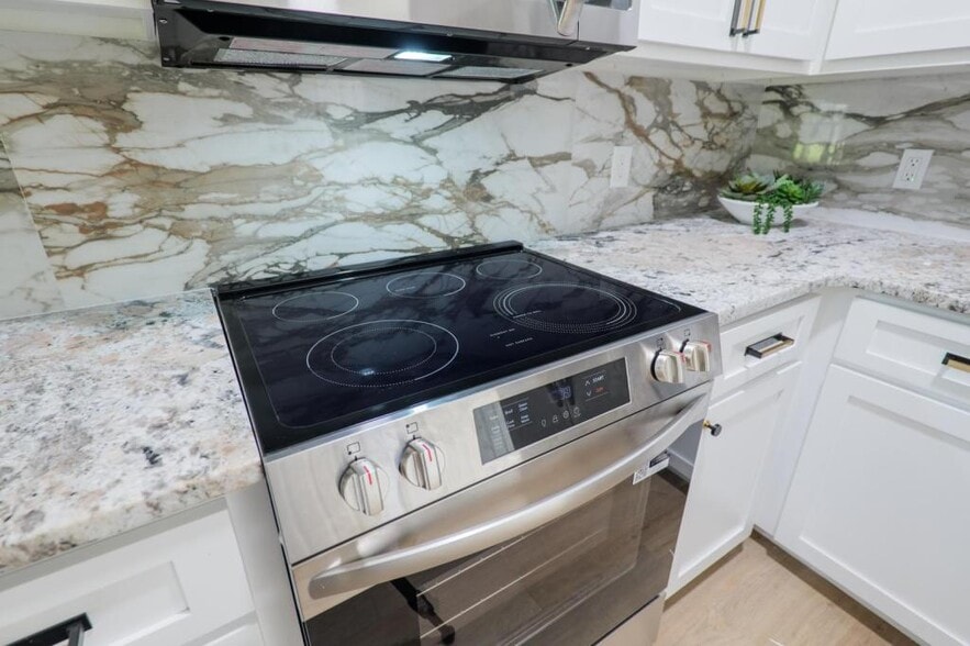 Building Photo - 1412 Sustella Avenue