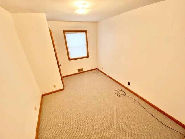 Building Photo - 3 Bedroom Available in Burlington Availabl...