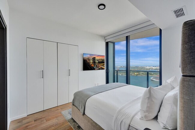 Building Photo - 398 NE 5th St