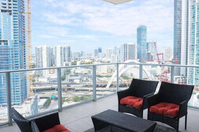 Building Photo - 851 NE 1st Ave