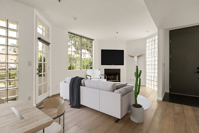 Building Photo - Stylish End-Unit Townhome in Prime Santa Monica | Private Rooftop Deck & Bonus Room
