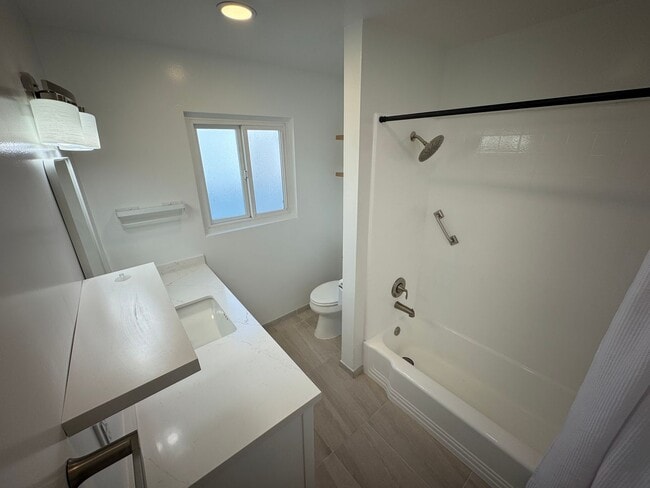 Building Photo - 1 Bed / 1 Bath Apartment – Long Beach