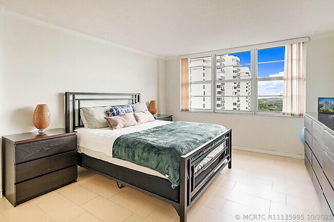 Building Photo - 2121 N Ocean Blvd