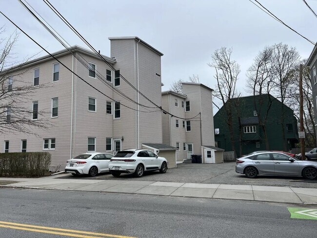 Building Photo - 2 Sherman St