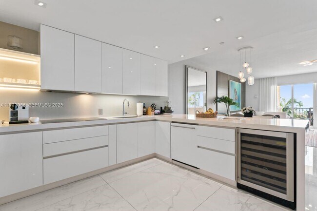 Building Photo - 19143 Fisher Island Dr