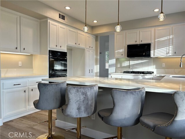 Building Photo - 10 Via Onza