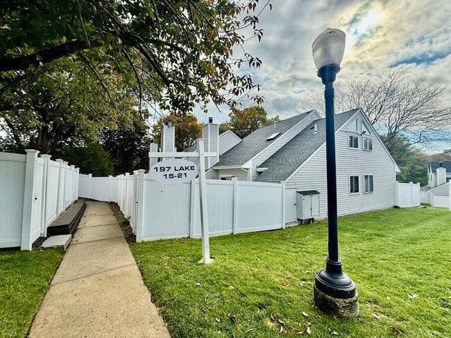 Building Photo - 197 Lake St
