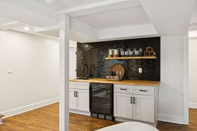 Building Photo - 215 Ash Dr