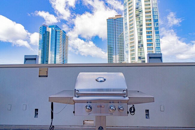 Building Photo - Larger Studio Unit with Lanai in Aalii