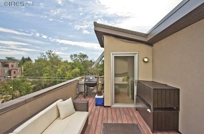 Building Photo - Elegant Contemporary Town Home with 2 bedrooms/4 baths with Private Elevator Coming Available Soon!