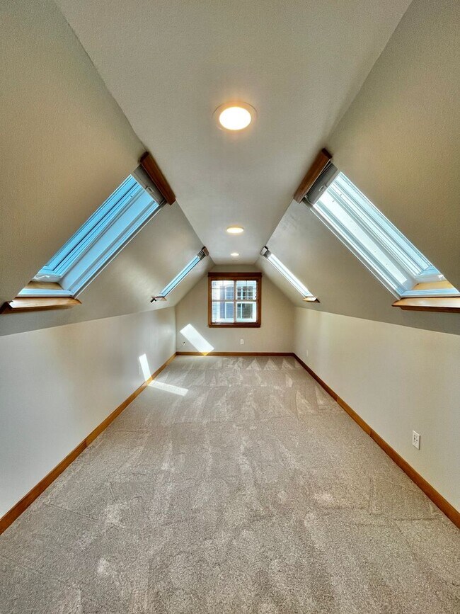 Building Photo - Beautiful 4 Bedroom Bainbridge Home Close ...