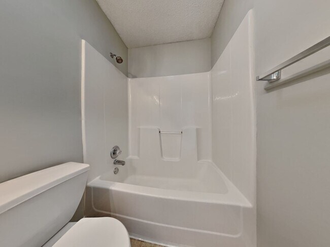 Building Photo - Charming 4-Bed Home in Kansas City with Garage Parking