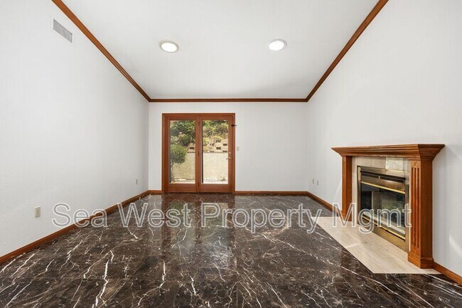 Building Photo - 4000 James Dr