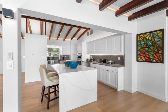 Building Photo - 273 Tropic Dr