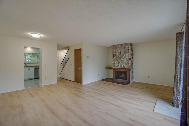 Building Photo - THREE BEDROOM TOWN HOME WITH GARAGE IN HAZEL DELL