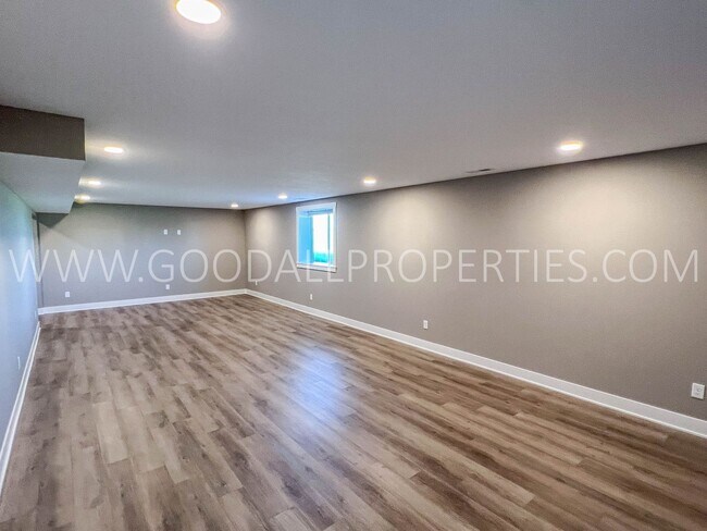 Building Photo - 4 bedroom 3 bathroom Ranch style home with finished basement in Waukee