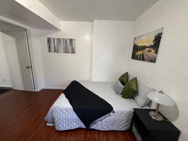 Building Photo - 68 E 200 S