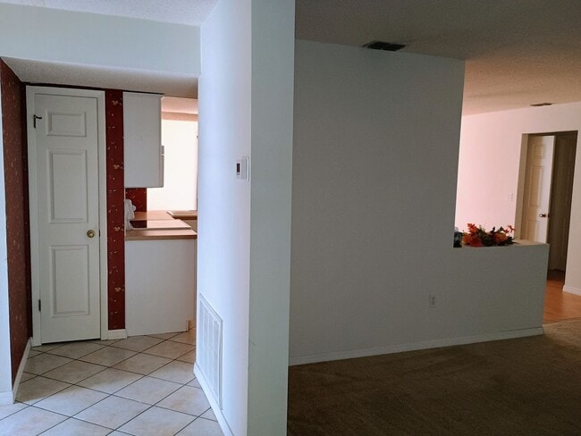 Building Photo - 2 bedroom 2 bathroom home with a screened in porch