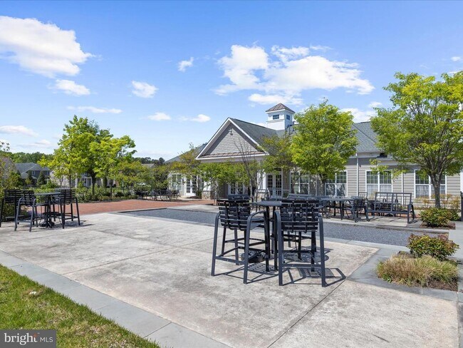 Building Photo - 8512 Pine Springs Dr