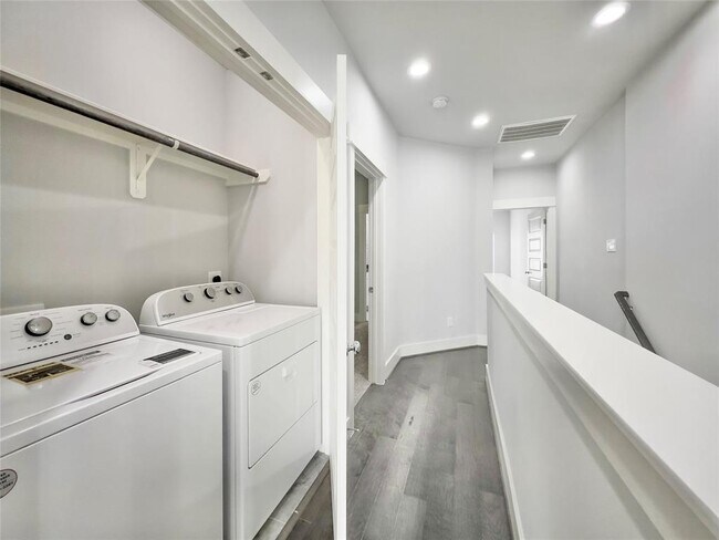 Building Photo - 1602 Westside Gardens Ln