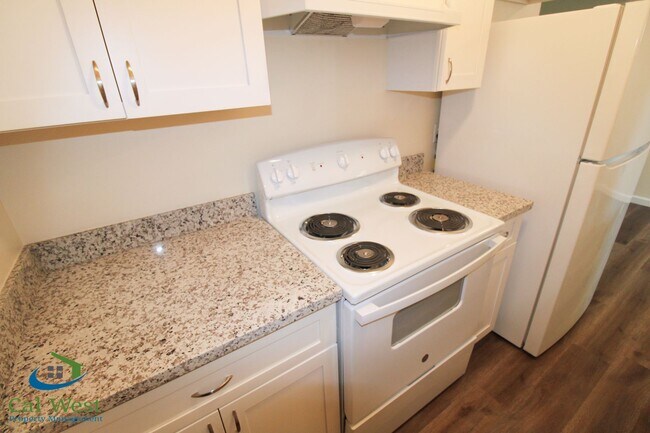 Building Photo - $2495 - 2 Bed 1.5 Remodeled 2 Story Towhn Home Near Keily and Saratoga