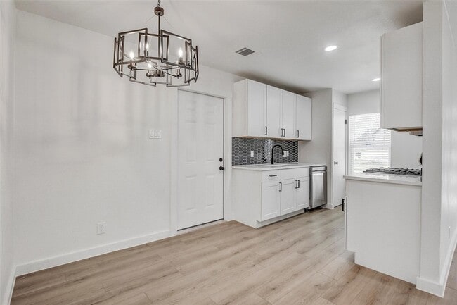 Building Photo - 1402 Valleyridge Cir