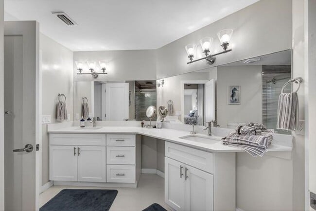 Building Photo - 2320 Treasure Isle Dr